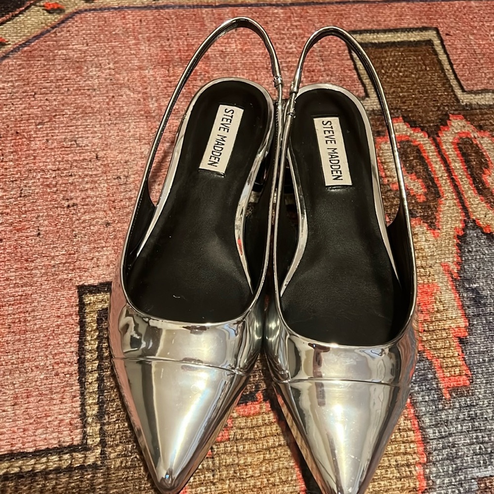Silver size 8 Steve Madden slingbacks